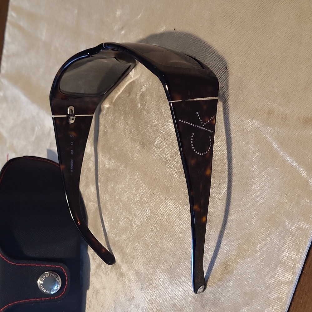 Calvin Klien Tortishell Sunglasses With Basic Case - image 2